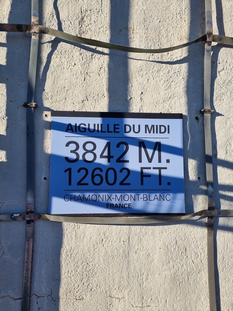 Aiguille du Midi altitude sign